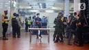 Suasana crisis center maskapai Sriwijaya Air di Terminal 2D, Bandara Internasional Soekarno-Hatta, Tangerang, Banten, Sabtu (9/1/2021). Sriwijaya Air SJ-182 rute Jakarta-Pontianak diduga jatuh di perairan Kepulauan Seribu Sabtu petang. (merdeka.com/Imam Buhori)