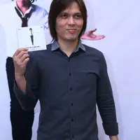 Diantara lesunya industri musik yang ditandai banyaknya toko-toko cd yang gulung tikar tak membuat Once Mekel surut langkah. Sebuah album baru berjudul ‘Intrinsik’ pun ia lontarkan ke pasaran. (Nurwahyunan/Bintang.com)