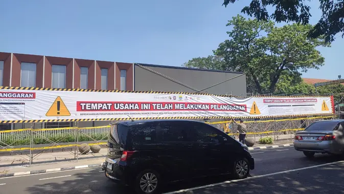 Bukan Lapangan Padel, 10 Pohon di Bandung Ditebang untuk Videotron
