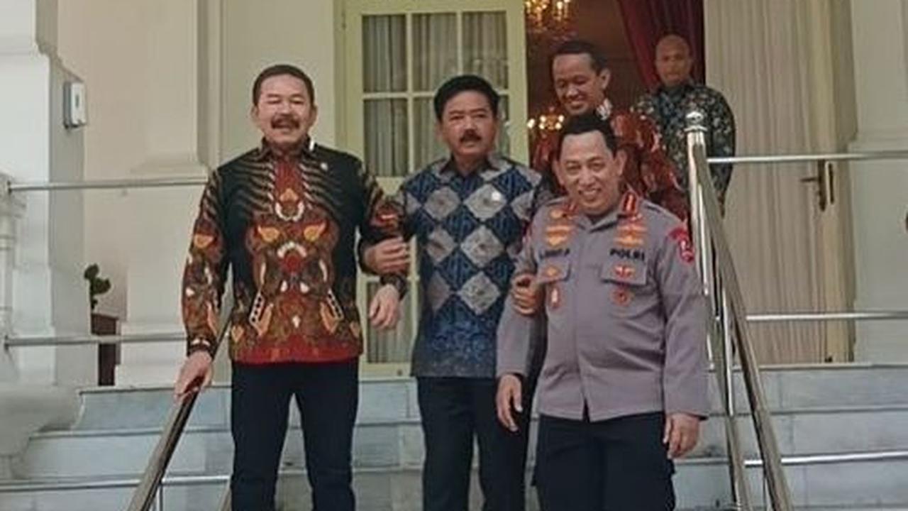 Unggahan Hadi yang berfoto bersama Jaksa Agung dan Kapolri ini sontak mencuri perhatian masyarakat luas. <br>