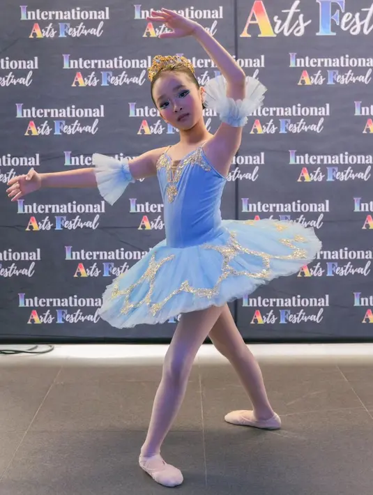 Kostum ballerina ini tampak terlihat elegan dengan aksen bordir emas di bagian dada dan rok tulle. (@thaliaputrionsu)