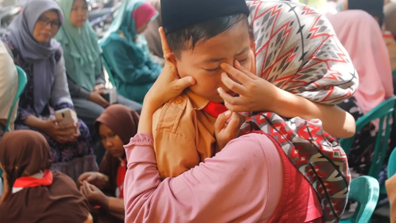 Suasana tatkala siswa membasuh kaki ibu saat memperingati Hari Ibu. (Foto: Liputan6.com/Mohamad Fahrul).
