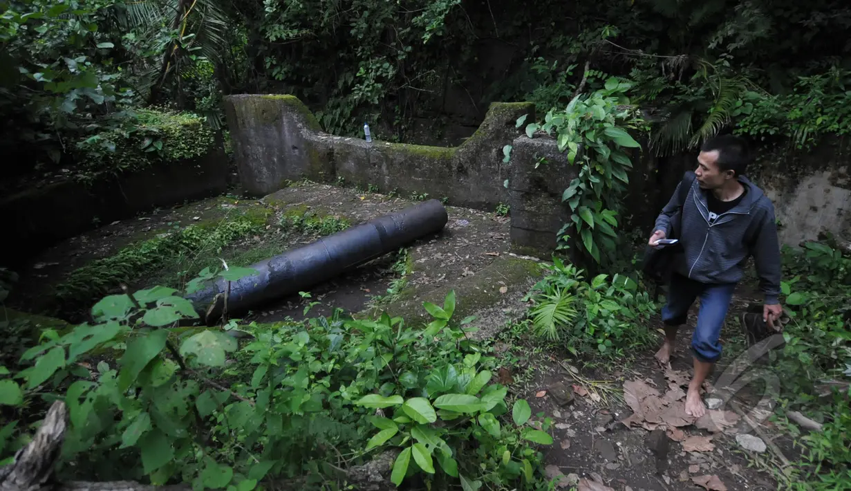 Terdapat pula sebuah meriam yang tampak sengaja dibiarkan teronggok. Meriam itu menghadap Samudera Hindia, bukti bahwa Portugis memang menjadikan benteng ini sebagai pertahanan laut. Foto diambil pada Senin (9/3/2015). (Liputan6.com/Johan Tallo)