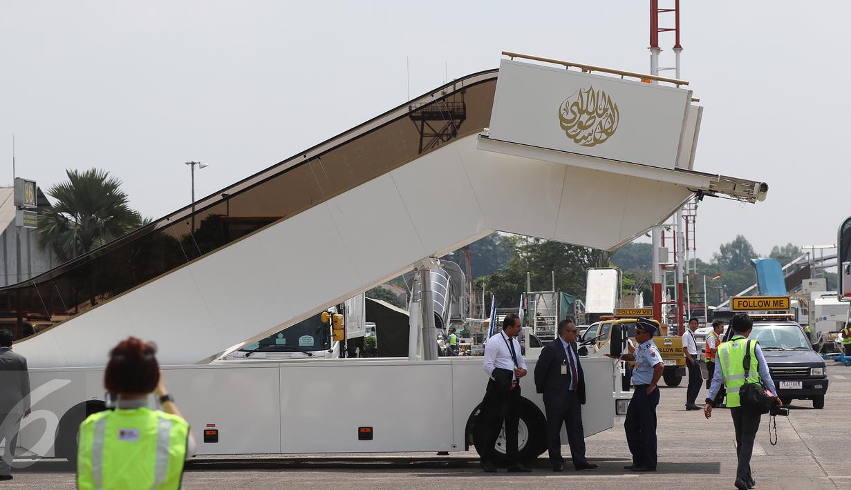 Eskalator pribadi yang diboyong rombongan Raja Arab Saudi Salman bin Abdulaziz al-Saud terparkir di appron Bandara Halim Perdana Kusuma, Jakarta, Rabu (1/3). Eskalator itu digunakan Raja Salman untuk turun dan naik pesawat. (Liputan6.com/Fery Pradolo)