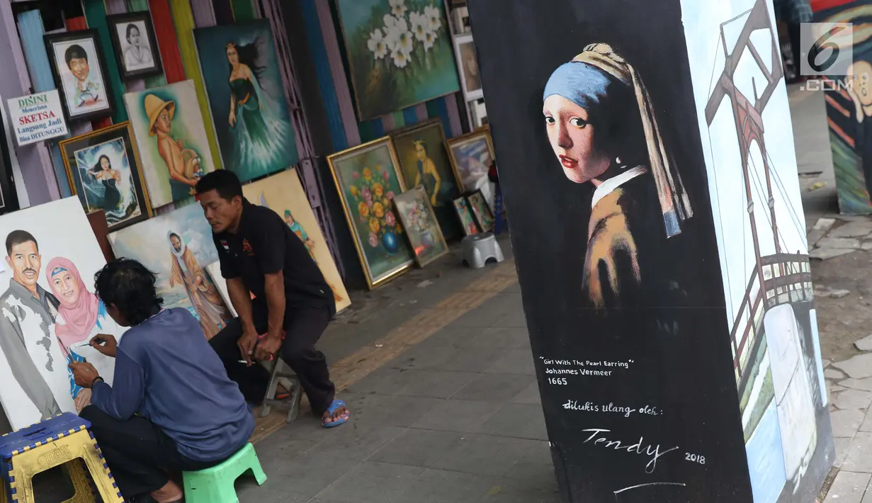 Pelukis beraktivitas di trotoar jalan Pintu Besar Selatan Kawasan Kota Tua Jakarta, Rabu (23/1). Sejak diluncurkan Oktober tahun lalu, Street Gallery Art diharapkan bisa meningkatkan jumlah wisatawan ke Kota Tua Jakarta. (Liputan6.com/Helmi Fithriansyah)