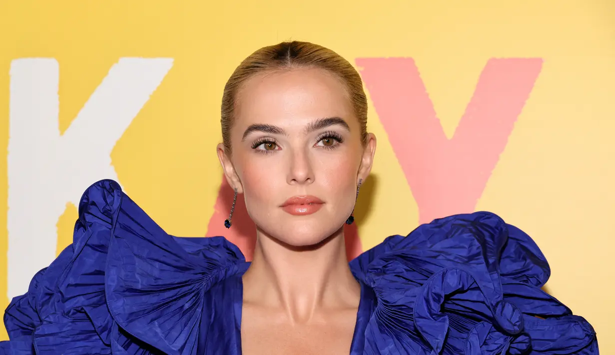 Zoey Deutch berpose di karpet merah saat pemutaran perdana "Not Okay" di Angelika Film Center di New York (28/7/2022). Deutch, yang rambutnya disanggul ke belakang, memilih sepatu hak dari label Spanyol Manolo Blahnik yang senada dengan warna gaunnya. (Dia Dipasupil/Getty Images/AFP)