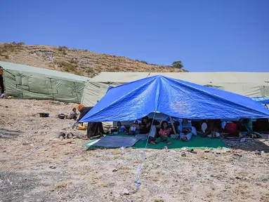 Warga berlindung di bawah tenda di sebuah lapangan terbuka di Marapokot, Nagekeo, Nusa Tenggara Timur, Senin, 17 Agustus 2026, (AFP/ Juni Kriswanto)