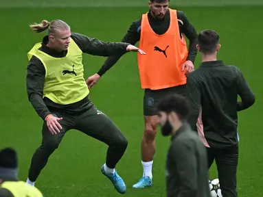 Pemain Manchester City, Rico Lewis, Erling Haaland dan Ruben Dias (kiri ke kanan) saat berlatih bersama rekan setimnya dalam sesi latihan tim di tempat latihan Manchester City, di Manchester, Inggris, pada tanggal 30 September 2024. (Paul ELLIS/AFP)