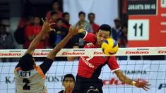 Pevoli Surabaya Samator, I Putu Randu W (kanan) melakukan smesh saat berlaga melawan Jakarta BNI 46 di Pertamina Proliga 2015 di Dome Sport Balikpapan, (6/2/2015). Surabaya Samator unggul 3-2 atas Jakarta BNI 46. (Liputan6.com/Helmi Fithriansyah)