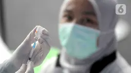 Petugas kesehatan bersiap menyuntikkan vaksin COVID-19 kepada jurnalis di Hall A Basket Gelora Bung Karno, Senayan, Kamis (25/2/2021). Sekitar 5.500 jurnalis yang akan mendapatkan vaksin COVID-19  selama tiga hari pelaksanaan vaksinasi. (merdeka.com/Arie Basuki)