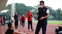 CdM Kontingen Indonesia untuk SEA Games Ferry Kono berbincang dengan atlet putri dari cabor atletik Emilia Nova di Stadion Madya, Senayan, Jakarta, beberapa waktu lalu. (NOC Indonesia/Naif Al’As)