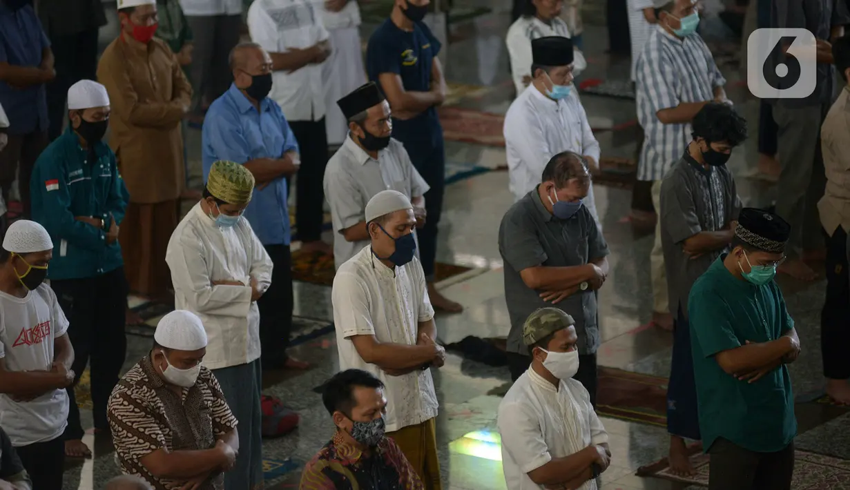 Jemaah melaksanakan ibadah salat Jumat di Masjid Agung At-Tin, Jakarta, Jumat (5/6/2020). Sejumlah masjid di Jakarta menggelar salat Jumat karena sudah memasuki masa PSBB transisi menuju new normal. (merdeka.com/Imam Buhori)