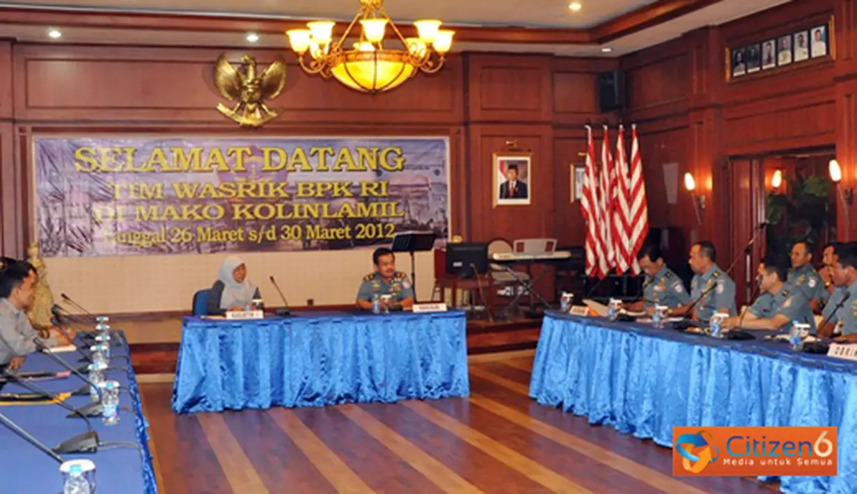 Citizen6, Jakarta: Panglima Komando Lintas Laut Militer (Pangkolinlamil) Laksma TNI S.M. Darojatim menerima Tim Pengawasan Pemeriksaan (Wasrik) dari Badan Pemeriksaan Keuangan (BPK) Republik Indonesia, di Gedung Laut Nusantara Mako Kolinlamil, Tanjung Pri