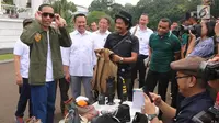 Presiden Jokowi mencoba jaket dan kacamata buatan anak negeri dalam peringatan Hari Sumpah Pemuda di Istana Bogor, Sabtu (28/10). Istana Bogor merayakan sumpah pemuda dengan mengundang berbagai komunitas pemuda di Indonesia. (Liputan6.co/Angga Yuniar)