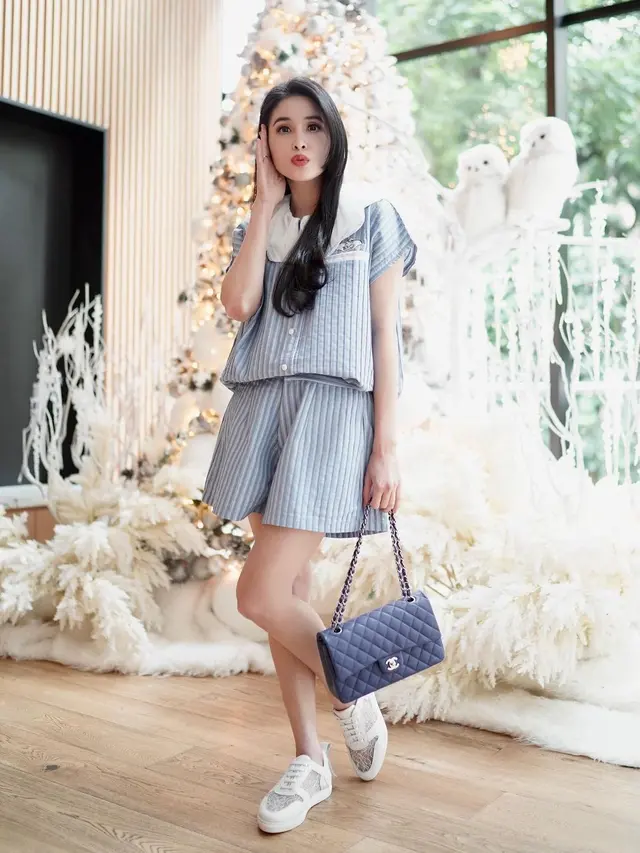 Gaya Sandra Dewi jelang Natal 2021 (Foto: Instagram/@sandradewi88)