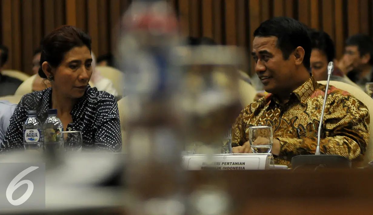 Menteri Kelautan dan Perikanan Susi Pudjiastuti dan Menteri Pertanian Amran Sulaiman berbincang saat rapat kerja dengan Komisi IV DPR, Jakarta, Kamis (19/11). Rapat itu membahas RKAKL Tahun Anggaran 2016. (Liputan6.com/Johan Tallo)