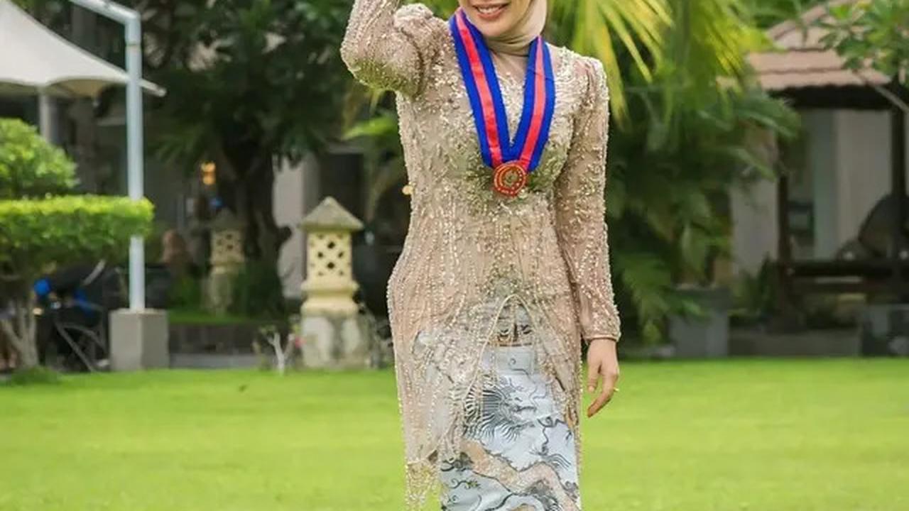 7 Potret Nurul Kamaria Lulus Kuliah di NTB, Angga Wijaya Ikut Bangga
