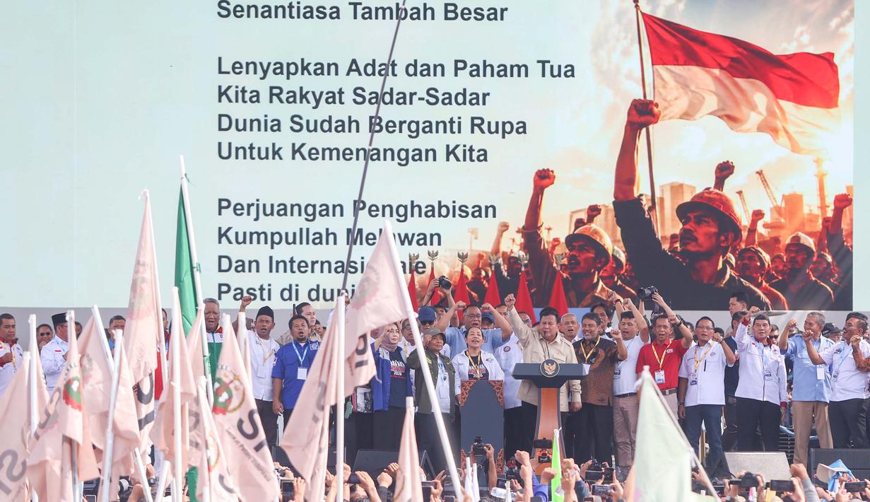 Prabowo juga menjanjikan perlindungan bagi pekerja dan program pembangunan 1 juta rumah. Tampak dalam foto, Presiden Prabowo Subianto (tengah) didampingi sejumlah ketua organisasi-organisasi pekerja menyampaikan pidato dalam peringatan Hari Buruh Internasional alias May Day 2026 di area Monumen Nasional (Monas), Jakarta, Jumat (1/5/2026). (merdeka.com/Arie Basuki)
