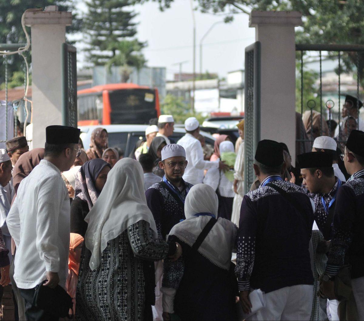Sejumlah jemaah haji kloter pertama embarkasi Jakarta Pondok Gede tiba di Asrama Haji Pondok Gede, Jakarta Timur, Sabtu (11/5/2024). Sebanyak 385 jamaah haji kloter pertama embarkasi Jakarta Pondok Gede siap diberangkatkan ke Tanah Suci untuk menunaikan i