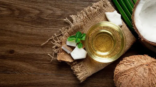 Bumbui talenan dengan minyak kelapa