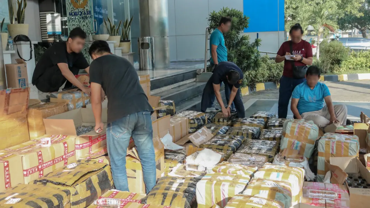 Bea Cukai Semarang menggagalkan pengiriman minuman mengandung etil alkohol (minuman keras/miras) ilegal di Kota Semarang, Rabu (10/04). Giat tersebut merupakan bagian dari Operasi Gempur Barang Kena Cukai Ilegal 2024. (Istimewa)