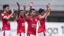 Kapten Persija, Ismed Sofyan, bersama rekan-rekannya merayakan kemenangan atas Borneo FC pada laga Liga 1 di Stadion Patriot Bekasi, Jawa Barat, Minggu (16/7/2017). Persija menang 1-0 atas Borneo FC. (Bola.com/Vitalis Yogi Trisna)