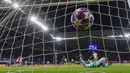 Pemain RB Leipzig, Marcel Sabitzer, mencetak gol ke gawang Tottenham Hotspur pada laga liga Champions di Red Bull Arena, Selasa (10/3/2020). RB Leipzig menang dengan skor 3-0. (AP/Michael Sohn)