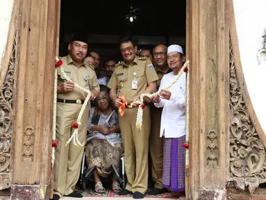 Gubernur DKI Djarot Saiful Hidayat menggunting tali dari mawar putih saat meresmikan proyek revitalisasi Masjid Jami Angke Al Anwar, Jakarta, Selasa (10/10). Masjid yang didirikan pada 1761 ini termasuk kategori cagar budaya. (Liputan6.com/Angga Yuniar)