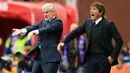 Pelatih Stoke City, Mark Hughes dan pelatih Chelsea Antonio Conte pada laga Premier League, di Stadion Bet365, Sabtu (23/9/2017). Chelsea menang 4-0 atas Stoke City. (AFP/Lindsey Parnaby)