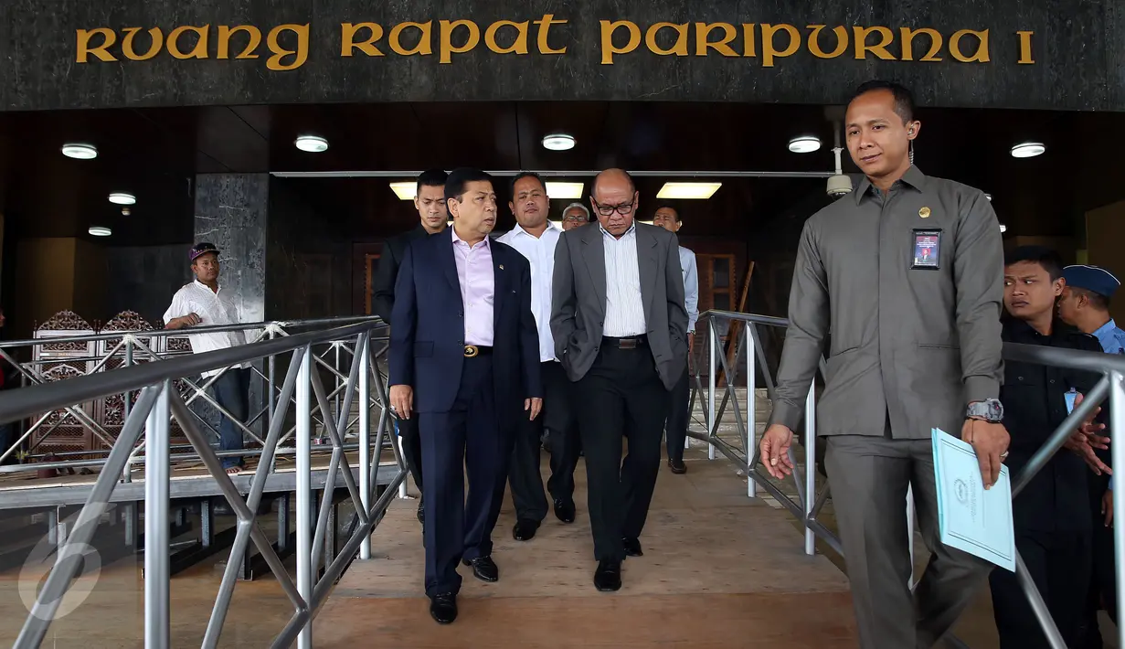Ketua DPR Setya Novanto mengecek kesiapan ruang rapat Paripurna I di Gedung Kura-Kura, Kompleks Parlemen, Jakarta, Senin (27/2). Ruang ini rencananya akan di pakai untuk menyambut kedatangan Raja Salman bin Abdulaziz al-Saud. (Liputan6.com/Johan Tallo)