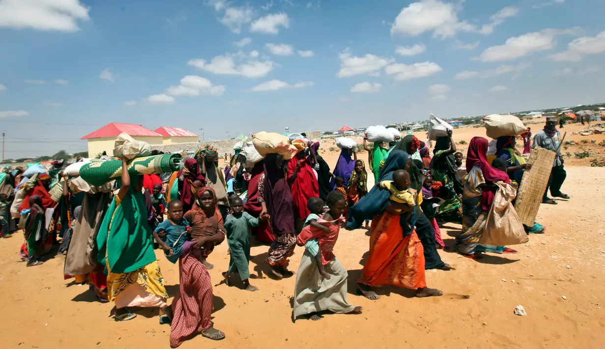 Warga Somalia mengungsi akibat kekeringan yang melanda kawasannya di daerah Tabelaha di pinggiran Mogadishu, Somalia (30/3). Dalam 25 tahun terakhir negara tersebut telah menghadapi bencana kelaparan ketiga. (AP Photo/Farah Abdi Warsameh)