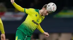 Gelandang serang Tottenham Hotspur, Dele Alli, berebut bola dengan pemain Norwich City, Tom Trybull pada putaran kelima Piala FA di Tottenham Stadium, Rabu (4/3/2020). Langkah Tottenham di Piala FA 2019/2020 terhenti setelah kalah adu penalti 2-3 (1-1) dari Norwich. (AP/Kirsty Wigglesworth)