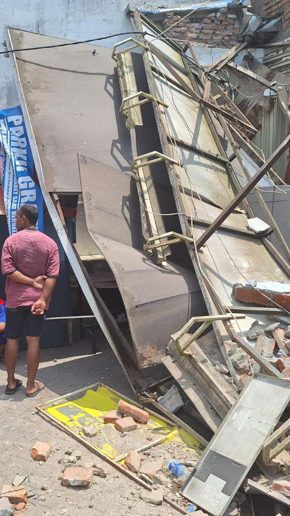 "Satu orang luka lecet pada bagian kaki dan satu orang mengalami patah tulang tangan sebelah kiri," sambungnya.