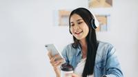 Ilustrasi seorang perempuan sedang menatap layas smartphone. (katcha.natsarin/Depositphotos.com)