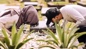 Thariq Halilintar dan Aaliyah mengunjungi makam Adjie Massaid. (Instagram/ thariqhalilintar)