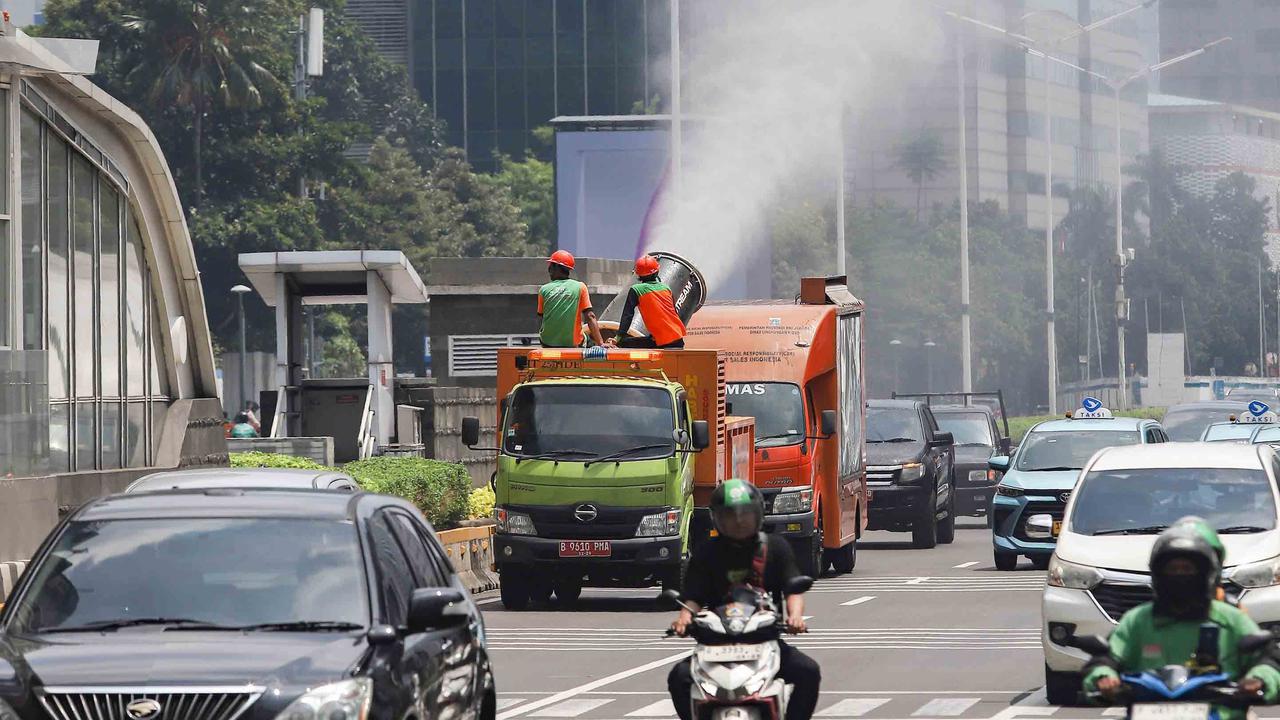 FOTO:  Ribuan Liter Water Mist Disemprotkan untuk Kurangi Polusi Jakarta