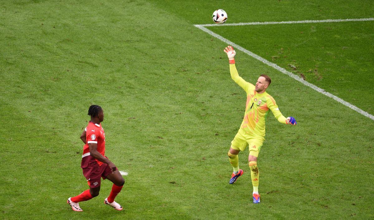 Namun, bukannya mencetak gol penyeimbang, Hungaria justru kebobolan gol ketiga di injury time.&nbsp;