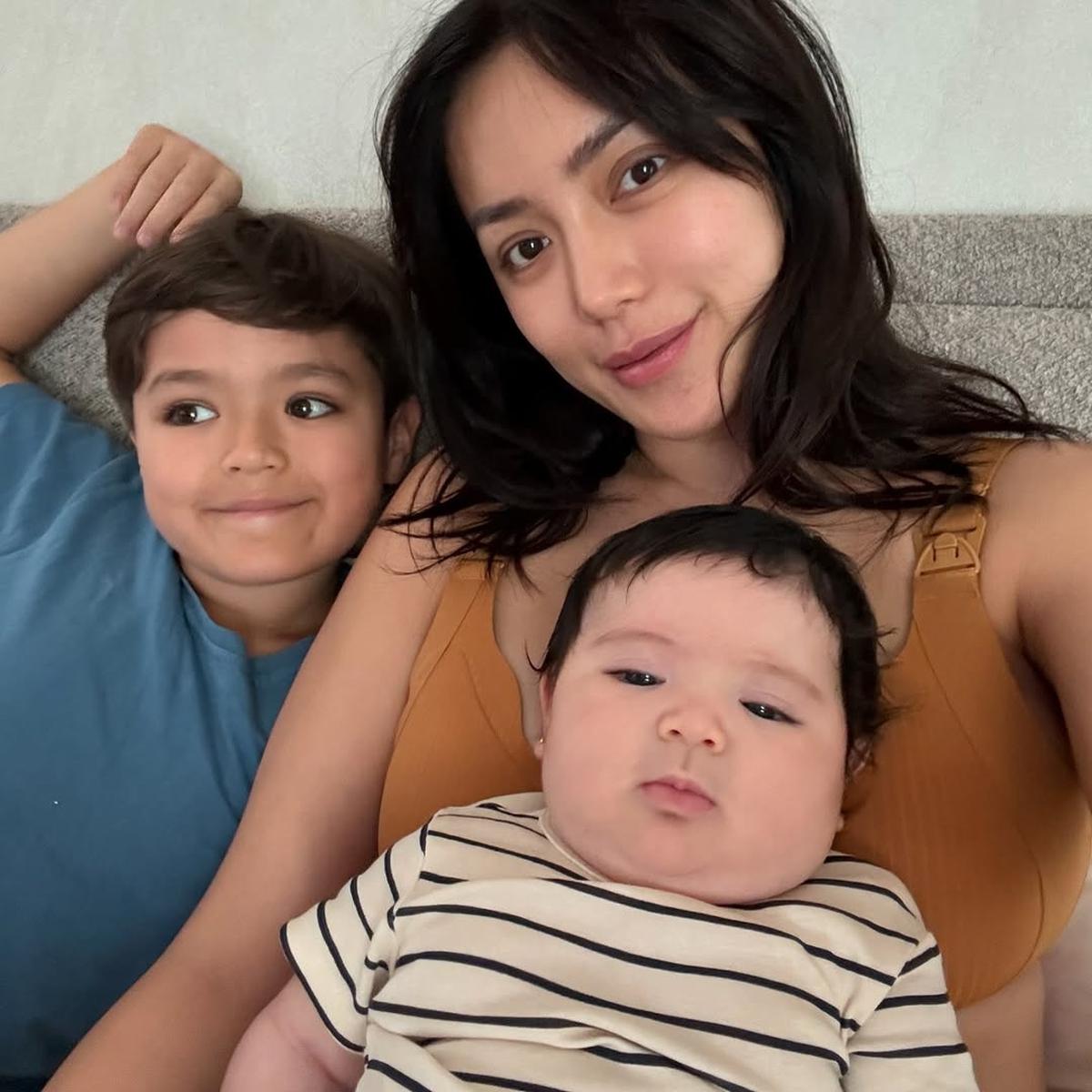 7 Potret Jessica Iskandar Selfie Bareng Baby Hagia, Ibu dan Anak Sama Cantiknya