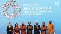 Presiden Jokowi (tengah) bersama Menkeu Sri Mulyani, Gubernur BI Perry Warjiyo, Direktur Pelaksana IMF Christine Lagarde, dan Presiden Grup Bank Dunia Jim Yong Kim dalam Bali Fintech Agenda IMF-WB 2018 di Bali, Kamis (11/10). (Liputan6.com/Angga Yuniar)