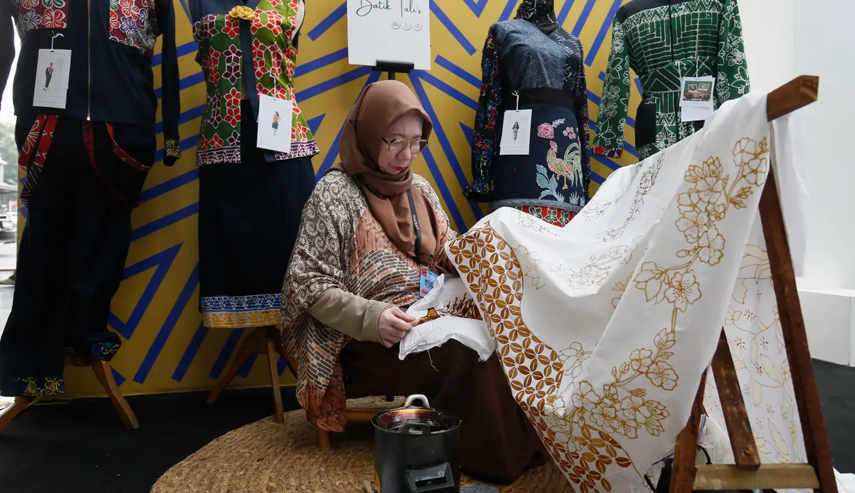 Peserta pameran merapikan kain hasil kerajinan sebelum dipajang dalam INACRAFT October Vol. 5 2026 di Jakarta International Convention Center (JICC), Jakarta Pusat, Kamis (8/10/2026). (KLY/Budy Santoso)