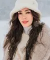 Cathy Sharon kembali mencuri perhatian publik dengan gaya berbusananya yang selalu elegan. Kali ini, penampilannya saat menikmati liburan akhir tahun di Jepang sukses menjadi inspirasi untuk gaya layering musim dingin yang stylish dan nyaman.  [@cathysharon].