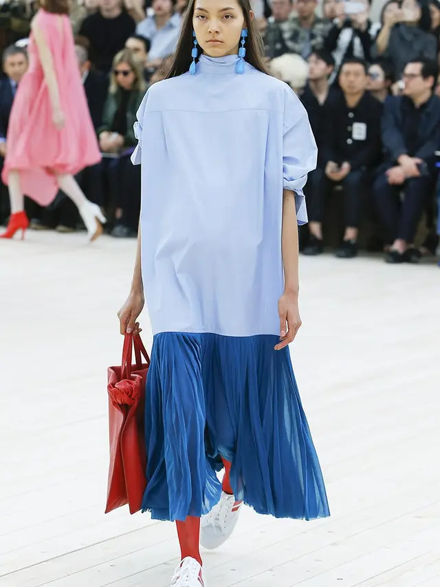 [Bintang] Anti Monoton, Tampil Unik dengan Padu-padan Rok dari Inspirasi Runway Ini