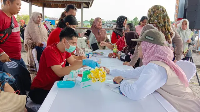 Siloam Hospitals Palangka Raya melalui Program CSR memberikan bantuan pengadaan layanan kesehatan kepada 2.573 warga. (Liputan6.com/ ist)