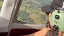 Raline Shah juga terlihat menikmati momen tersebut dengan penuh keseriusan. Kokpit pesawat tempatnya duduk dipenuhi alat navigasi canggih, menambah kesan profesional. Meski sedang liburan, ia tetap menunjukkan dedikasinya dalam mengeksplorasi kemampuan baru. (Liputan6.com/IG/@ralineshah)