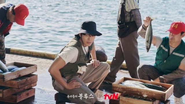 Pesona Kim Woo-bin dalam Our Blues, Makin Tampan dan Berkharisma