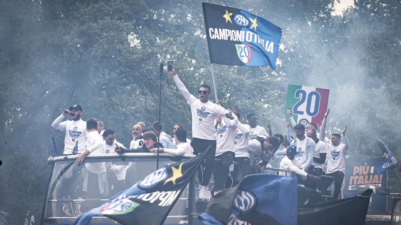 Foto: Lautan Manusia saat Inter Pesta Juara Liga Italia, Kota Milan Membiru