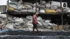 Pekerja menjemur sampah plastik yang sudah dicacah di industri rumahan kawasan Kelurahan Jatirahayu, Bekasi, Jawa Barat, Kamis (9/11/2023). (merdeka.com/Imam Buhori)