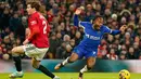 Beberapa detik sebelum jeda, Chelsea akhirnya bisa menyamakan skor. Cole Palmer membungkam fans MU dengan golnya. Eks pemain Manchester City itu menuntaskan umpan dari Mudryk. Babak pertama berakhir sama kuat 1-1. (AP Photo/Dave Thompson)