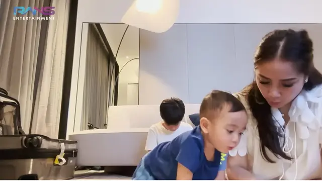 Nagita Slavina menikmati waktu bersama Rafathar dan Rayyanza di Singapura. (Foto: YouTube Rans Entertainment)