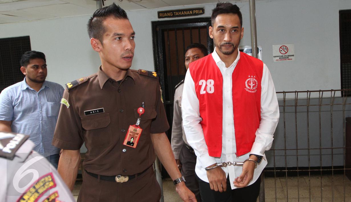 Aktor Restu Sinaga dibawa ke ruang tahanan khusus setibanya di PN Jakarta Selatan, Kamis (13/10). Restu Sinaga akan menjalani sidang perdana atas kasus kepemilikan narkoba pada Juni lalu. (Liputan6.com/Herman Zakharia)